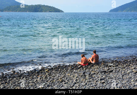 Les touristes s'asseoir sur la magnifique plage de rochers, Hin Ngam Koh Tarutao , Marine National Park dans Ranong, Thaïlande Banque D'Images