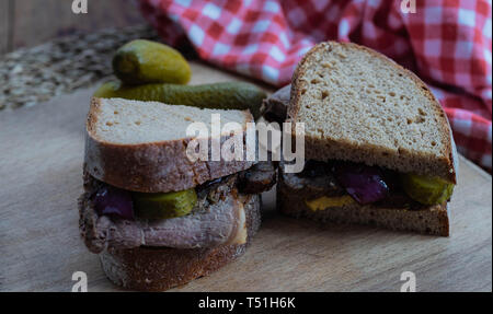 Sandwich au rôti de bœuf avec pickle et la moutarde Banque D'Images