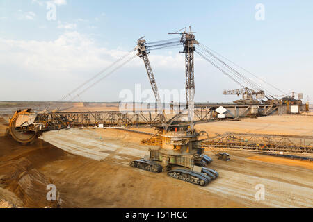 Une surface de lignite mine avec un godet excavateur à roue géante, l'un des mondes plus grand déménagement véhicules terrestres. Banque D'Images