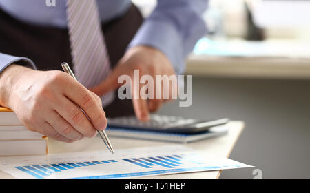 Calcul de l'argent des recettes les dépenses en espèces de l'Expertise Banque D'Images