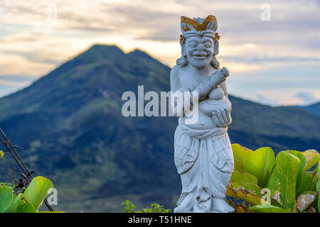 La sculpture traditionnelle balinaise dans le contexte du volcan Batur sur le lever du soleil, le matin. Island Bali, Indonésie. Close up Banque D'Images