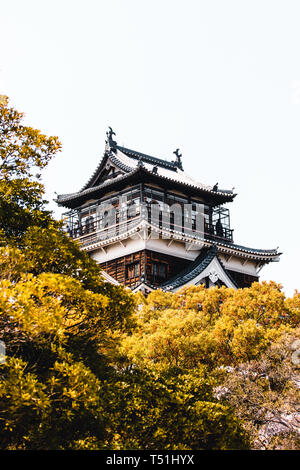 Château d'Hiroshima couverte de fleurs de cerisier et de fleurs Banque D'Images