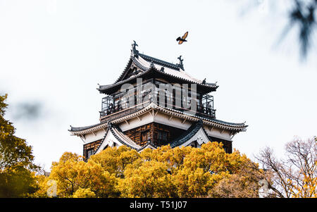 Château d'Hiroshima couverte de fleurs de cerisier et de fleurs Banque D'Images