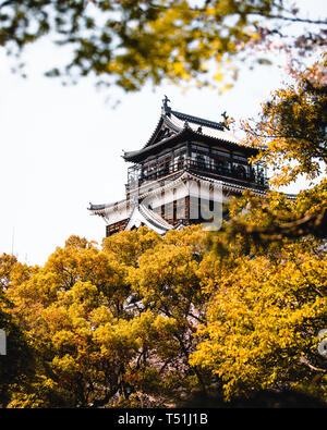 Château d'Hiroshima couverte de fleurs de cerisier et de fleurs Banque D'Images