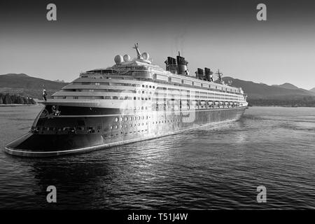 Moody photo en noir et blanc du géant Disney Cruise Ship, Disney Wonder, arrivant dans le port de Vancouver au lever du soleil. Colombie-Britannique, Canada. Banque D'Images