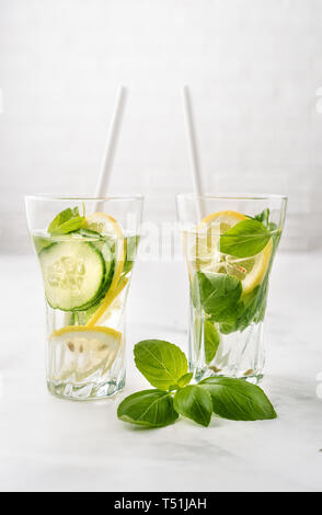 L'eau infusée avec du citron, cucmber et basilic Banque D'Images