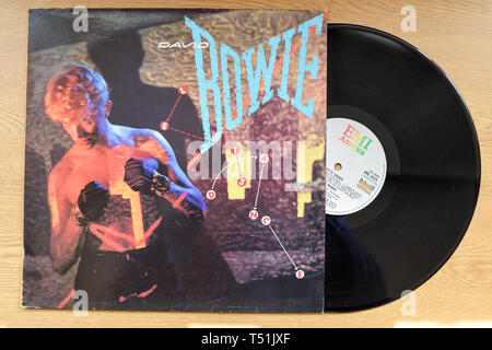 David Bowie danse permet d'album sur un disque vinyle. Banque D'Images