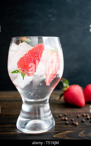 Poivre noir fraise Gin Tonic Banque D'Images