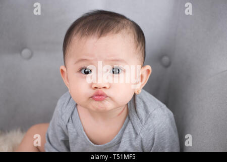 Image de sweet baby girl, closeup portrait of cute 8 mois smiling girl, tout-petit. Banque D'Images