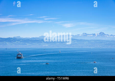 Le car-ferry ROMANSHORN d Friedrichshafen-Romanshorn la ligne de ferry sur le lac de Constance s'approche du port de Friedrichshafen, Allemagne. Banque D'Images