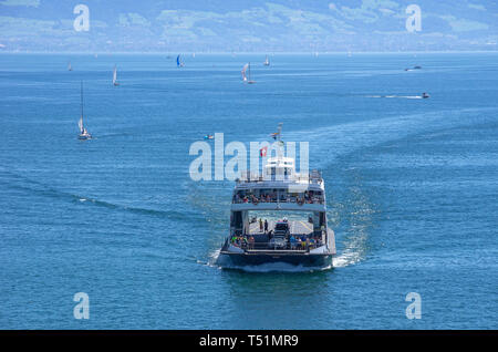 Le car-ferry ROMANSHORN d Friedrichshafen-Romanshorn la ligne de ferry sur le lac de Constance s'approche du port de Friedrichshafen, Allemagne. Banque D'Images