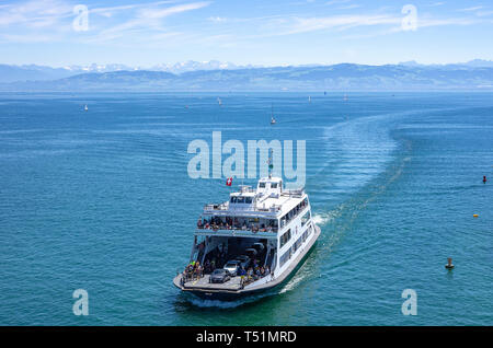 Le car-ferry ROMANSHORN d Friedrichshafen-Romanshorn la ligne de ferry sur le lac de Constance s'approche du port de Friedrichshafen, Allemagne. Banque D'Images