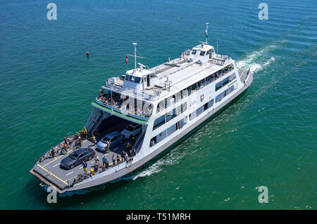 Le car-ferry ROMANSHORN d Friedrichshafen-Romanshorn la ligne de ferry sur le lac de Constance s'approche du port de Friedrichshafen, Allemagne. Banque D'Images