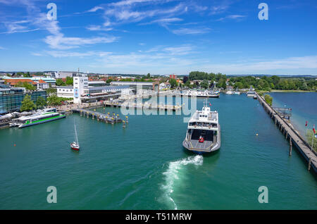 Le car-ferry ROMANSHORN de la ligne de ferry Friedrichshafen-Romanshorn vient d'entrer dans le port de Friedrichshafen au bord du lac de Constance, en Allemagne. Banque D'Images