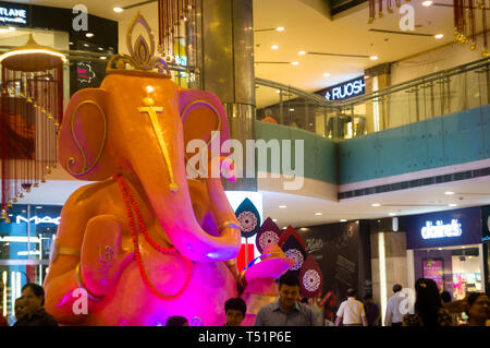 Delhi, Inde - Circa 2019 : statue de dieu indien ganesha à l'aube de Ganesh Chaturti. Les nouveaux centres commerciaux avec de multiples points de vente sont de marque Banque D'Images