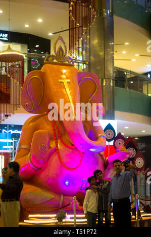 Delhi, Inde - Circa 2019 : statue de dieu indien ganesha à l'aube de Ganesh Chaturti. Les nouveaux centres commerciaux avec de multiples points de vente sont de marque Banque D'Images