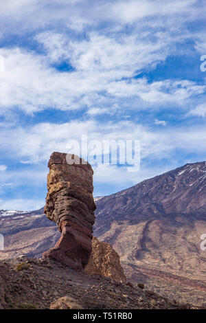 Vue panoramique unique de Roque Cinchado formation rocheuse unique avec le célèbre Pico del Teide, Tenerife, Espagne Banque D'Images