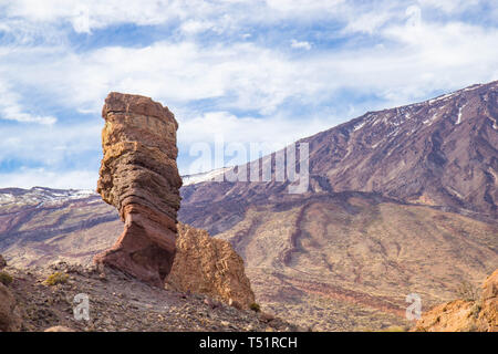 Vue panoramique unique de Roque Cinchado formation rocheuse unique avec le célèbre Pico del Teide, Tenerife, Espagne Banque D'Images