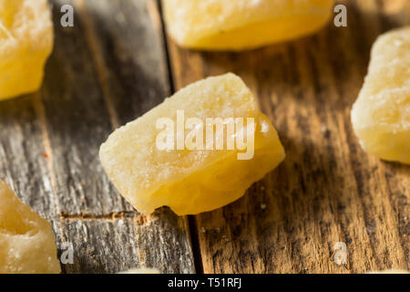 Friandises bio au gingembre confit dans un bol Banque D'Images