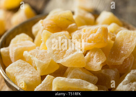 Friandises bio au gingembre confit dans un bol Banque D'Images