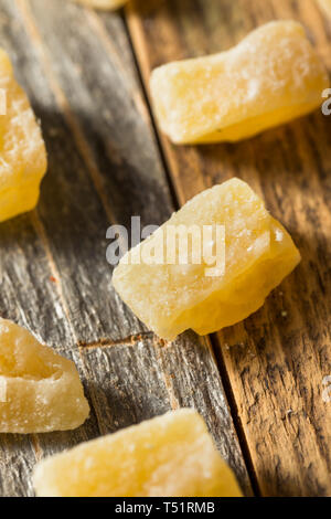 Friandises bio au gingembre confit dans un bol Banque D'Images