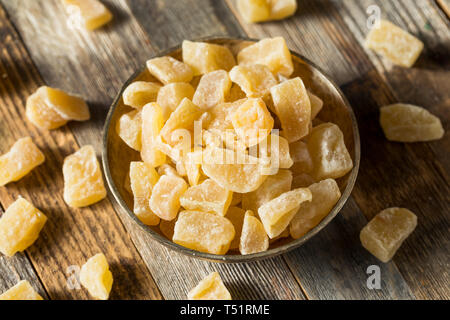 Friandises bio au gingembre confit dans un bol Banque D'Images