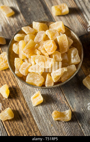 Friandises bio au gingembre confit dans un bol Banque D'Images