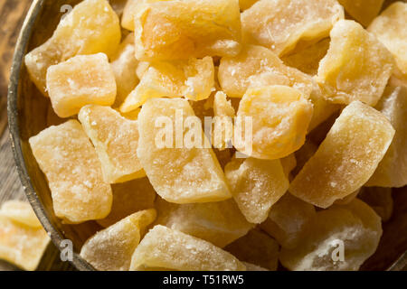 Friandises bio au gingembre confit dans un bol Banque D'Images