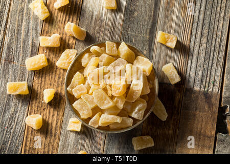 Friandises bio au gingembre confit dans un bol Banque D'Images