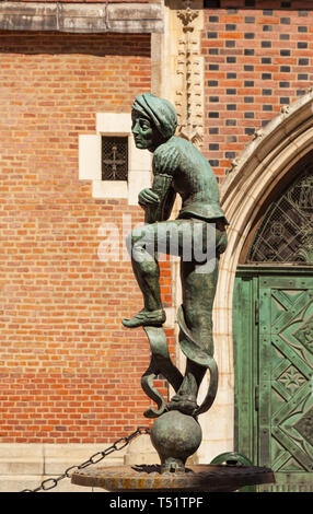 CHISINAU, MOLDOVA - 19 avril 2019 : statue en bronze d'un pauvre étudiant près de la Basilique Sainte-Marie situé à Cracovie, Pologne Banque D'Images