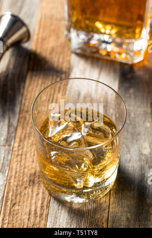 L'Amber Whiskey on the Rocks dans un verre Banque D'Images