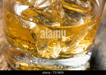 L'Amber Whiskey on the Rocks dans un verre Banque D'Images