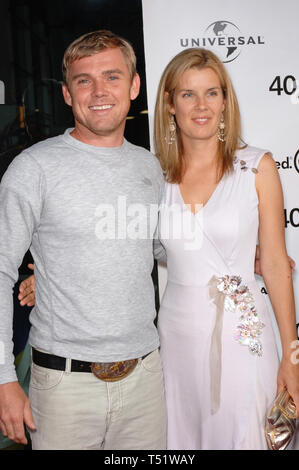 LOS ANGELES, CA. 11 août 2005 : l'Acteur RICK SCHRODER & femme lors de la première mondiale de 40 ans, Vierge à l'Arclight Theatre, à Hollywood. © 2005 Paul Smith / Featureflash Banque D'Images