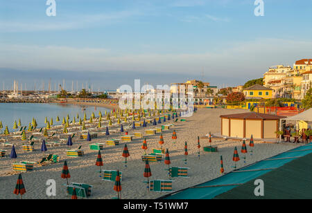 Plage de San Remo sur la côte ligurienne, au nord ouest de l'Italie | Strand von San Remo, Ligurien, Nordwestitalien Banque D'Images