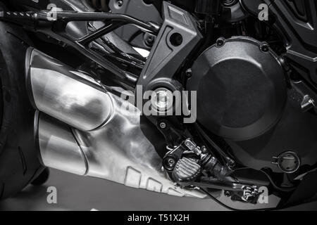 Moteur de moto de luxe avec des fragments de tuyaux d'échappement, la photo en gros, pièces en métal gris Banque D'Images