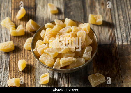 Friandises bio au gingembre confit dans un bol Banque D'Images