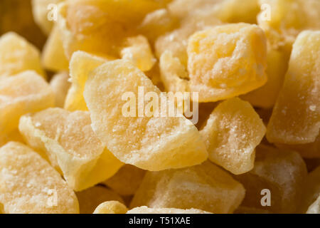 Friandises bio au gingembre confit dans un bol Banque D'Images