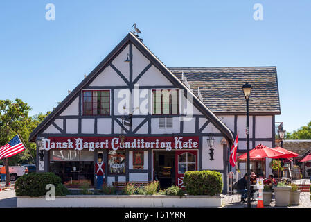 À la recherche de l'autre côté de la rue à la petite ville d'affaires de la boulangerie avec les touristes. L'inscription est la suivante : "Conditoriog ansk Bageri Kafe' Banque D'Images