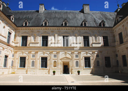 Un magnifique château Renaissance du xvie siècle construite pour Antoine III de Clermont par l'architecte Sebastiano Serlio. Remarque prêtre non reconnaissables. Banque D'Images