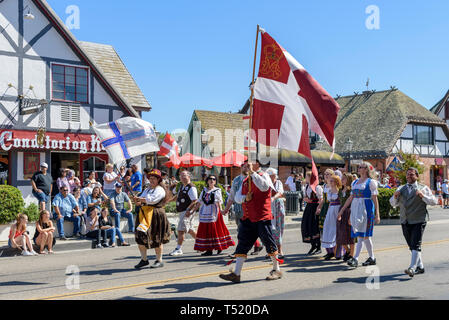 Les gens habillés dans de vieux vêtements de style danois dans la street parade s'occuper le pavillon du Danemark. Banque D'Images