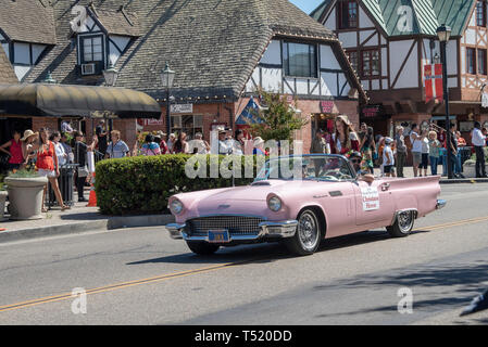 Vue avant du Thunderbird convertible rose dans la street parade. Banque D'Images