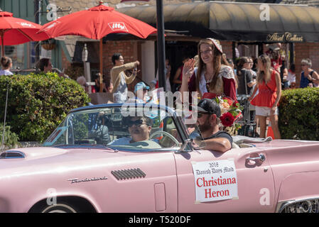 En se débarrassant de fille retour antique voiture décapotable dans street parade. Banque D'Images