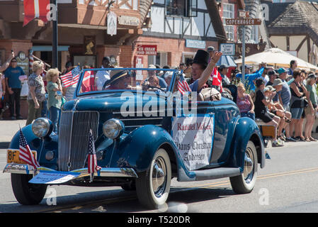 En voiture antique blue street parade avec pneus mur blanc Vue de face. Banque D'Images