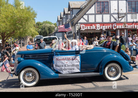 En voiture antique blue street parade avec pneus mur blanc Vue de côté. Banque D'Images