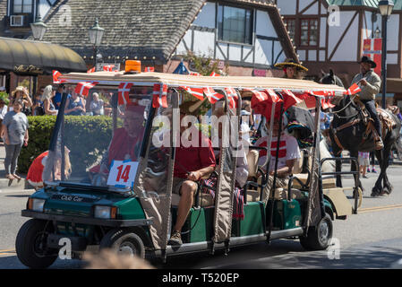 Passager 5 club car peint en vert dans le défilé. Banque D'Images