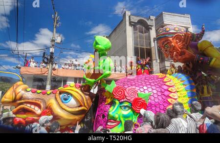 PASTO / COLOMBIE - 6 janvier 2015 : Les gens célébrant à Pasto carnaval en avant de la parade carnaval haut en couleurs avec des voitures et des masques Banque D'Images