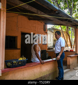 Deux hommes parlant du Guatemala et de poignées de main dans petit village Banque D'Images