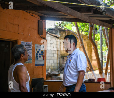 Deux hommes parlant du Guatemala et de poignées de main dans petit village Banque D'Images