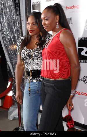 LOS ANGELES, CA. 26 septembre 2005 : Tennis stars SERENA (à gauche) & Venus Williams lors de la première mondiale, à Beverly Hills, de deux pour l'argent. © 2005 Paul Smith / Featureflash Banque D'Images
