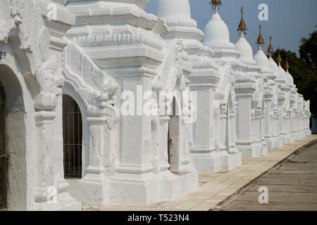 Quelques-unes des plus de 700 stupas qui contiennent chacun une dalle de la plus grande réserve au monde. À la pagode Kuthodaw à Mandalay, Myanmar. Banque D'Images